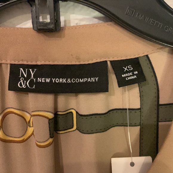 New York & Company Tan Printed V-neck Blouse. Size XS. New ! - Picture 3 of 10